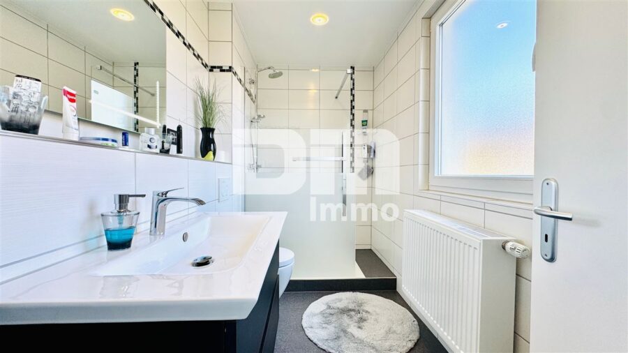 Modernisiertes Ein- bis Zweifamilienhaus mit Maisonettebereich in Traumlage - OG Bad / Dusche